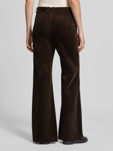 Männermodel trägt Flared Fit Cordhose aus Baumwoll-Mix von Marc O'Polo, dunkelbraun, strukturierte Oberfläche, Ganzkörperansicht Rückansicht, spodnie sztruksowe damskie Marc O'Polo