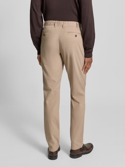 Männermodel trägt Slim Fit Stoffhose mit Viskose-Anteil von MCNEAL in Beige, Elastischer-Material-Mix, Gesäßtaschen, Ganzkörperansicht Rückansicht.