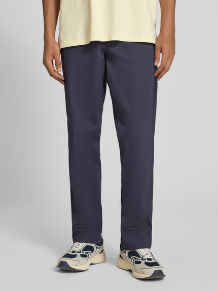 Männermodel trägt donkerblau straight fit broek uit katoenmix Model 'Kane' van JACK & JONES, gulp- en achterzakken, knoop- en ritssluiting, bandwijdte maat 32/32: 41 cm, binnenbeenlengte maat 32/32: 77 cm, ganzkörperansicht van voren