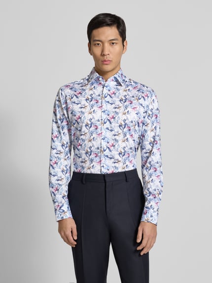 Männermodel trägt Regular Fit Businesshemd aus reiner Baumwolle mit Kentkragen von OLYMP, floraler Allover-Print, Ganzkörperansicht von vorne.
