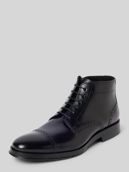 Produktfoto, Boots aus echtem Leder Modell 'EEZY' von LLOYD, schwarz, abgerundete Form, Lochmuster, strukturierte Sohle, Schnürverschluss