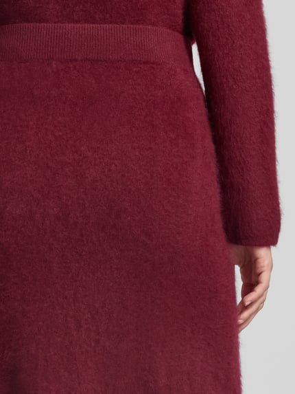 Vrouwenmodel draagt Wollrock met elastischem Bund van Christian Berg Woman in zuiver wol, recht model, Midirok, detailopname.