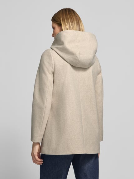 Vrouwenmodel draagt Wollmantel met Kapuze van VERO MODA in effen lichtbeige, lange mouw, afgeronde zoom, rugaanzicht, detailopname.