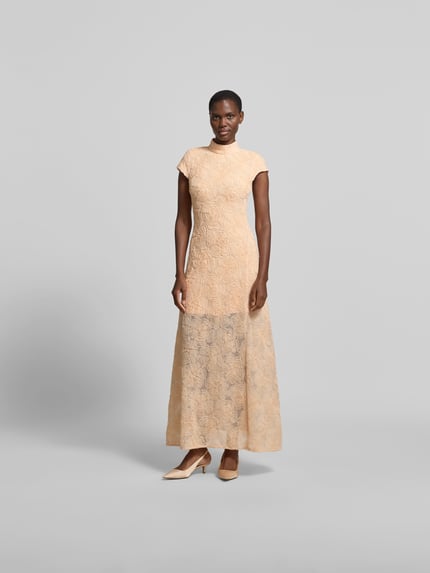 Modelka kobieca nosi Maxikleid mit floralen Allover-Details od ROTATE w odcieniu beżowym, elastyczna mieszanka materiałów, krój taliowany, kwiatowe detale na całej powierzchni, stójka, krótkie rękawy, długość całkowita w rozmiarze 36: 142 cm, szerokość w rozmiarze 36: 38 cm, widok całej sylwetki z przodu.