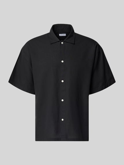 Produktfoto, Regular Fit Freizeithemd aus Baumwoll-Leinen-Mix von Jack & Jones in Schwarz, Kentkragen, Knopfleiste, glatte Textur. Kontext: Modell 'BREEZE', Rückenlänge 73 cm, Schulterbreite 61 cm, Ärmellänge 26 cm.