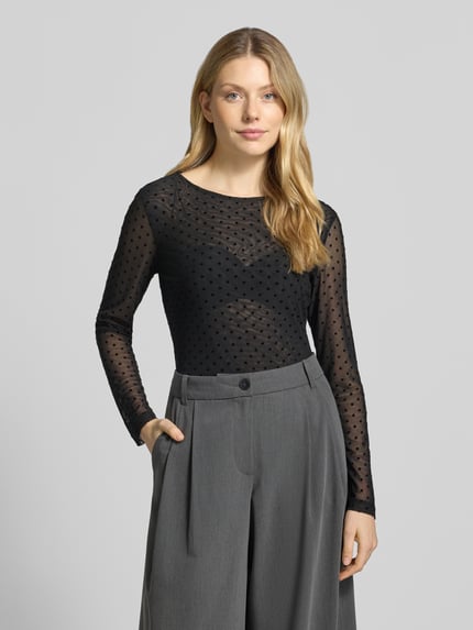 Modelka nosi Longsleeve aus Mesh mit Rundhalsausschnitt von Christian Berg Woman Selection, czarny mesh, krój slim fit, wzór allover, okrągły dekolt, długość tyłu w rozmiarze S: 56 cm, zdjęcie całej sylwetki od przodu.