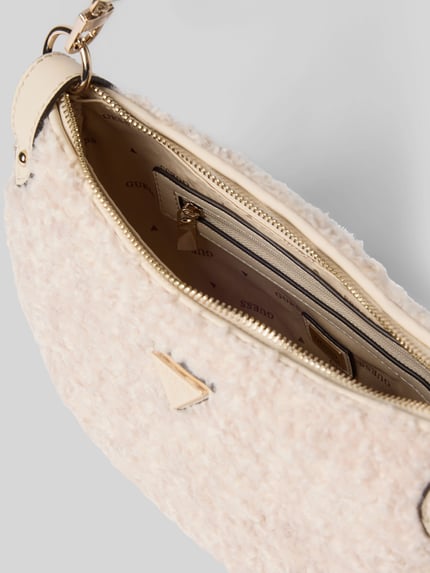 Productfoto, beige Handtasche aus Teddyfell Modell 'KATIE' van GUESS met ritsvak, label-applicatie en schouderriem, zachte structuur, context: dames handtas, teddy, hoofdvak met ritssluiting, label-applicatie, schouderriem 64 cm, afmetingen 27x16x8 cm