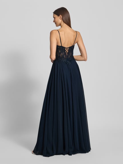 Frauenmodel trägt Regular Fit Abendkleid mit floralem Spitzenbesatz von Luxuar, Dunkelblau, semitransparent, Schnür- und Reißverschluss, Ganzkörperansicht Rückansicht.