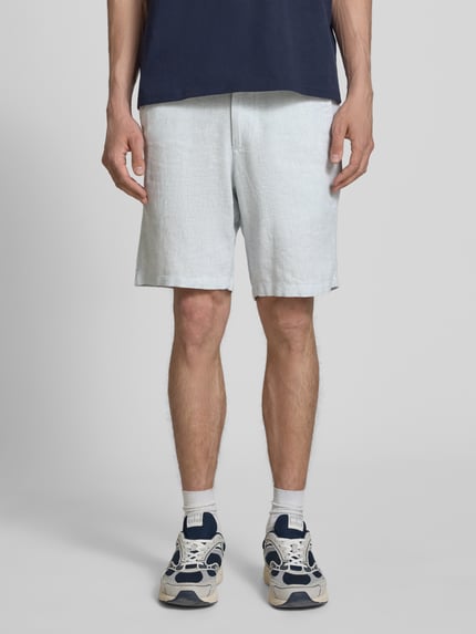 Männermodel trägt Shorts mit Tunnelzug Modell 'STACE MYKONOS' von Jack & Jones, Material-Mix, Regular-Fit, Ganzkörperansicht von vorne.