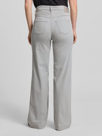 Vrouwenmodel draagt Wide Fit Jeans met steekzakken van MAC, katoenmix met modal, grijs, bandwijdte 40 cm, binnenbeenlengte 82 cm. Ganzkörperansicht Rückansicht.