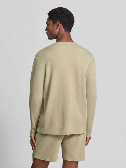Männermodel trägt Regular Fit Langarmshirt aus katoenmix model 'WAFFLE LS-SHIRT' van BOSS in beige, Heren shirt met lange mouwen, Ganzkörperansicht Rückansicht.