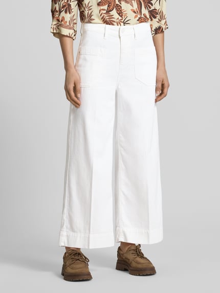 Frauenmodel trägt Wide Leg Jeans mit aufgesetzten Taschen Modell 'MIRU' von Raffaello Rossi in Weiß, Leinen-Baumwoll-Mix, 6/8-Länge, Ganzkörperansicht von vorne.