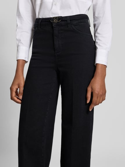 Frauenmodel trägt Flared Fit Jeans aus Baumwoll-Mix von Liu Jo White in Schwarz mit Logo-Detail, 5-Pocket-Design, Nahaufnahme Oberkörper.