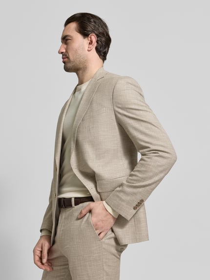 Mannelijk model draagt Regular Fit Anzug aus Viskose-Mix Modell 'Dalotti' van CINQUE in beige met fijne textuur, zijkant, bovenlichaam close-up