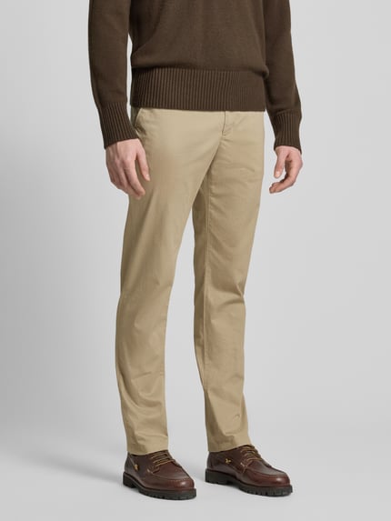 Męski model nosi Regular Fit Chinosy z mieszanki bawełny Model 'DENTON' od Tommy Hilfiger, efekt: wzór na całej powierzchni, jasny beż, szlufki na pasek, kieszenie boczne i z tyłu, zapięcie na guzik i ukryty zamek, mieszanka bawełny, Ganzkörperansicht von vorne.