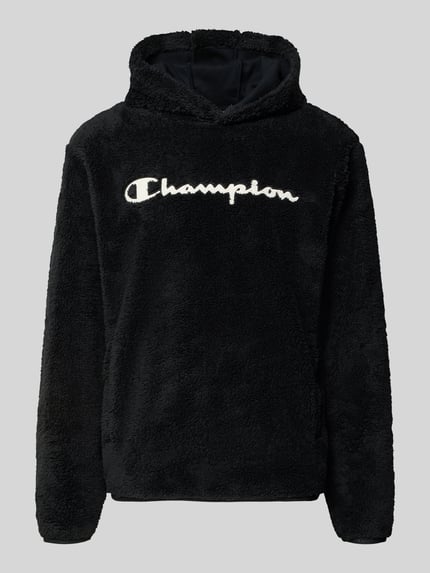 Produktfoto, Hoodie aus Teddyfell van CHAMPION in zwart katoenmix met capuchon, los model, labeldetail, kangoeroezak, zachte textuur