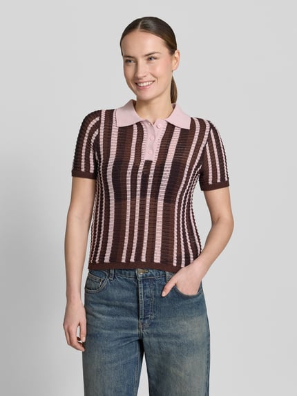 Frauenmodel trägt Modern Fit Poloshirt in Strick-Optik Modell 'PETRA' von Mango, gestreift in Braun und Rosa, Baumwoll-Mix, Polokragen, kurze Knopfleiste, Rückenlänge bei Größe S 53 cm, Ärmellänge 23 cm, Ganzkörperansicht von vorne.