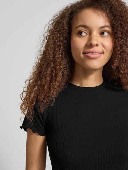 Frauenmodel trägt Damen T-Shirt Slim Fit mit Viskose-Anteil Modell 'NICCA' von Pieces, Optik: Unifarben, Materialverarbeitung: Ripp, Nahaufnahme Oberkörper.