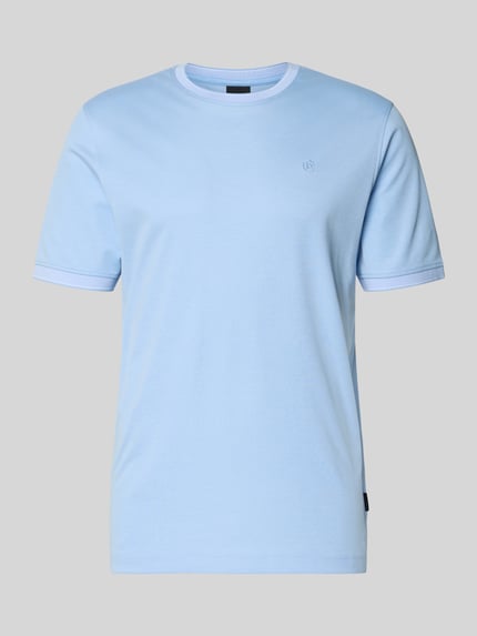 Produktfoto, t-shirt z mieszanki bawełny o kroju regular fit z okrągłym dekoltem, detal z logo, długość tyłu w rozmiarze M: 70 cm, t-shirt z okrągłym dekoltem od bugatti, jasnoniebieski, gładka faktura