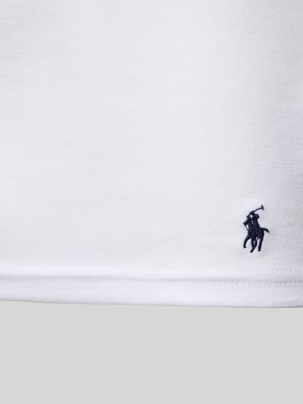 Produktfoto, weißes Slim Fit Unterhemd aus reiner Baumwolle von Polo Ralph Lauren Underwear, glatte Textur, dunkelblaues Logo.