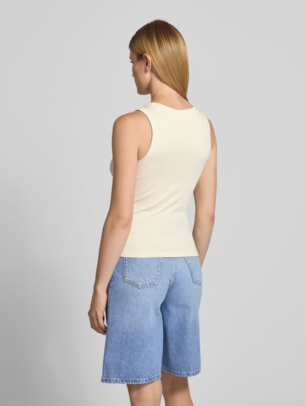 Frauenmodel trägt Tanktop mit Knopfleiste von Jake*s Casual in Creme, Baumwoll-Elasthan-Mix, Slim-Fit, Ripp-Optik, Rückenlänge 53 cm, Ganzkörperansicht Rückansicht.