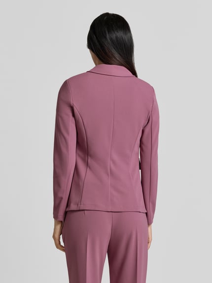 Vrouwenmodel draagt Blazer met Reverskraag van Rinascimento in lila, elastische materiaalmix, getailleerd, klepzakken, knoopsluiting, ruglengte maat S 63 cm, Ganzkörperansicht Rückansicht.