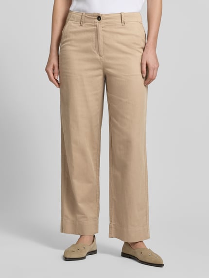 Frauenmodel trägt Tapered Chino aus Baumwoll-Lyocell-Leinen-Mix von Marc O'Polo, efekt: jednolity kolor, krój tapered, wpuszczana kieszeń, kieszeń z tyłu, szlufki na pasek, zapięcie na guzik i zamek błyskawiczny, splot twill, długość do kostek, mieszanka bawełny, lyocellu i lnu, Ganzkörperansicht von vorne