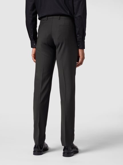 Männermodel trägt Stoffhose mit Bundfalten von Drykorn, Material-Mix mit Baumwoll-Anteil, gerader Schnitt, Ganzkörperansicht Rückansicht.