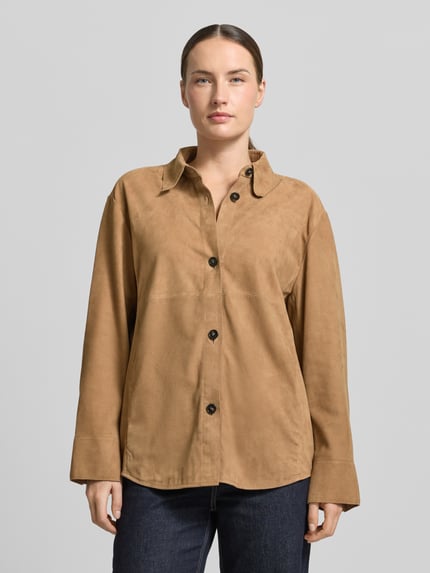 Vrouwenmodel draagt Regular Fit Lederjacke aus echtem Leder van Marc O'Polo in effen kleuren van suède met kentkraag, lange mouw, manchet, steekzakken, knoopsluiting, materiaalverwerking: echt leer, ganzlichaamsaanzicht van voren.