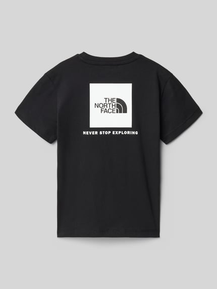 Junge trägt Regular Fit T-Shirt mit Logo-Print von The North Face, Statement-Print, Rundhalsausschnitt, schwarze Farbe, Rückenlänge 51 cm, Ganzkörperansicht Rückansicht