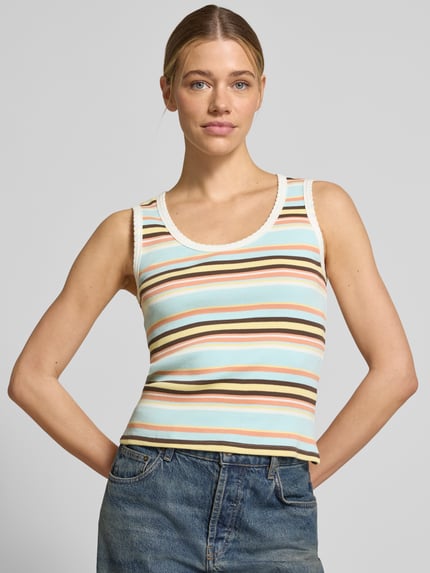 Frauenmodel trägt Tanktop mit Feinripp und Rundhalsausschnitt von Jake*s Casual, Baumwoll-Mix mit Stretch-Anteil, Körpernaher-Schnitt, Wellensaum, gestreiftes Design in Blau, Braun, Weiß und Orange, Ganzkörperansicht von vorne.