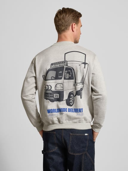 Männermodel trägt Sweatshirt mit Label-Print Modell 'Cane' von WOODBIRD in Hellgrau, Regular Fit, Bio-Baumwolle, Rückenansicht, Ganzkörperansicht.