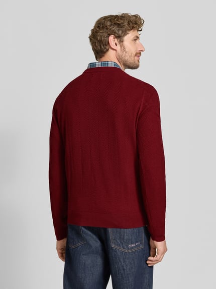 Männermodel trägt Regular Fit Pullover aus Baumwoll-Woll-Mix von GANT in Dunkelrot, strukturierte Optik, Ganzkörperansicht Rückansicht.