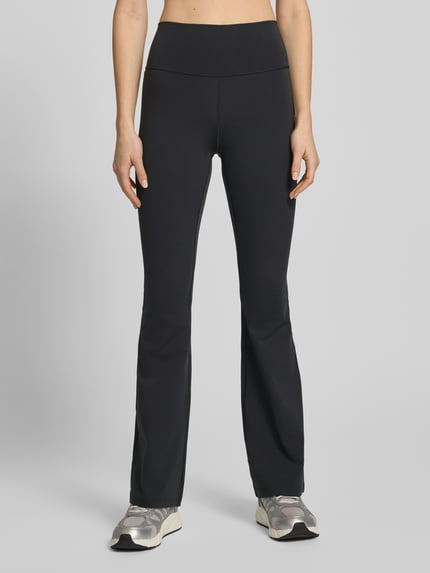 Frauenmodel trägt Flared Fit Stoffhose mit breitem Bund Modell 'All Me' von adidas Sportswear, Schwarz, elastischer Material-Mix, Ganzkörperansicht von vorne.