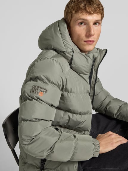 Superdry Steppjacke mit Kapuze und seitlichen Reißverschlusstaschen Hellgruen 3