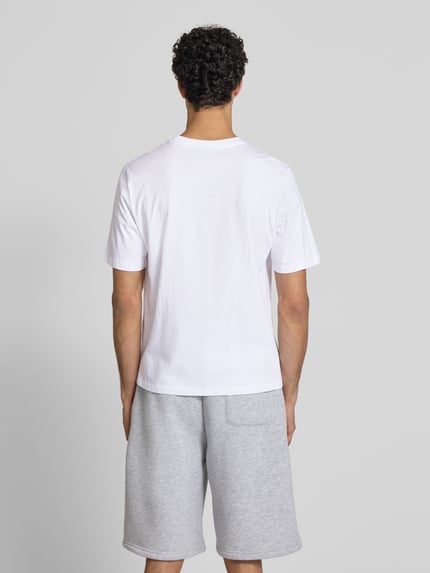 Männermodel trägt T-Shirt mit Logo und Rundhalsausschnitt von REVIEW, Herren T-Shirt aus Reine Baumwolle, Relaxed-Fit, Rückenlänge 68 cm, Ganzkörperansicht Rückansicht.