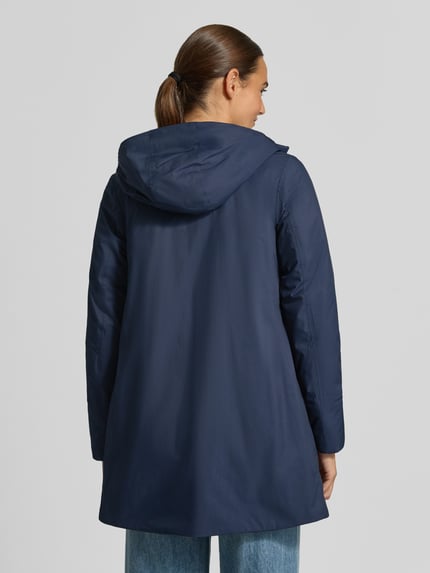 Frauenmodel trägt Regular Fit Mantel mit Logo-Applikation Modell 'SOPHIE' von K-WAY in Dunkelblau mit Kapuze, Rückenansicht, Damenmantel, glatte Textur, KI-modifiziertes Bild. Rückenlänge 73 cm, Schulterbreite 41 cm, Brustweite 46 cm, Ärmellänge 53 cm.