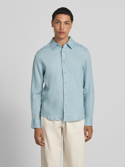 Männermodel trägt Regular Fit Leinenhemd mit Kentkragen Modell 'FLYNN' von Only & Sons, hellblau, strukturierte Oberfläche, Herren, Ganzkörperansicht von vorne.