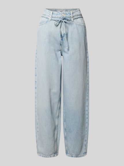 Produktfoto, Relaxed Fit Barrel Jeans aus reiner Baumwolle Modell 'STINE' von Marc O'Polo Denim in heller Denim-Optik mit Bindegürtel, Eingrifftaschen, Gesäßtaschen und Knopf-Reißverschluss, Cropped-Länge, glatte Textur.