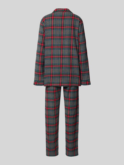 Frauenmodel trägt Pyjama mit Reverskragen Modell 'XMAS' von Happy Shorts, kariertes Muster in Rot, Grün und Grau, Ganzkörperansicht Rückansicht, Damen Pyjama aus reiner Baumwolle, Regular Fit.