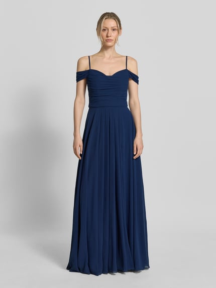 Frauenmodel trägt Maxikleid im Off-Shoulder-Look mit Gehschlitz von Mascara, A-Linie, Drapierungen, Rückenlänge 128 cm, Brustweite 33 cm, Ganzkörperansicht von vorne.