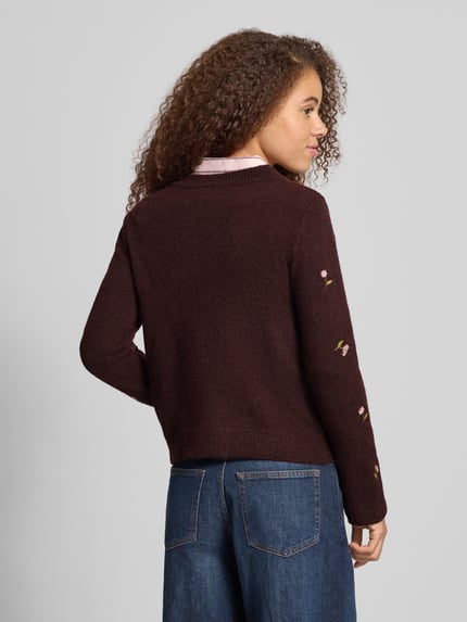 Vrouwenmodel draagt Regular fit pullover met wol-anteil model 'SHINE' van ONLY, look: effen, bloemenmotief, bloemenborduursel, ronde hals, lange mouw, mouwboord, materiaalverwerking: gebreid, kleur: donkerbruin, ganzkörperansicht rückansicht.