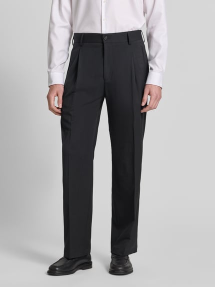 Männermodel trägt Loose Fit Anzughose mit Baumwoll-Anteil Modell 'JAROD2' von Strellson, einfarbig, Twill-Textur, Nahaufnahme Oberkörper.