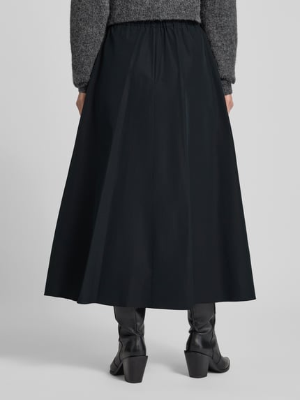 Vrouwenmodel draagt unifarben, uitlopend Midi-Rock met katoen, elastische tailleband, Weekend Max Mara Curvato, volledige achteraanzicht.