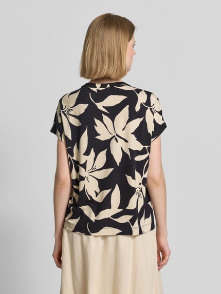 Vrouwenmodel draagt Relaxed Fit T-Shirt uit viscosemix van s.Oliver RED LABEL met bloemenpatroon in zwart en beige, jersey; rugaanzicht totaalfoto.