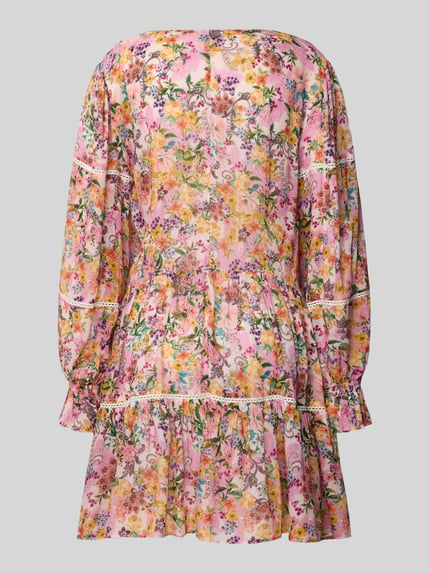Vrouwenmodel draagt Knielanges Kleid aus reiner Viskose im Stufen-Look van WATERCULT, kleurig bloemenmotief, losse fit, lange ballonmouwen met ruches en elastische boorden, v-hals met knopenrij, elastische tailleband, zachte textuur, knielengte, rugaanzicht.