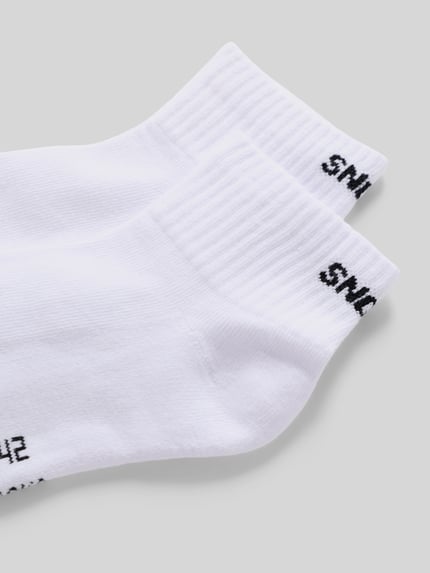 Produktfoto, Socken mit Label-Detail im 2er-Pack von Snocks in Weiß aus Baumwoll-Mix mit Stretch-Anteil, Rippenbündchen, körpernahe Passform.