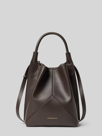 Produktfoto, Bucket Bag mit Magnetverschluss von Victoria Beckham, brązowa, główna komora z magnetycznym zapięciem, zdejmowany pasek na ramię, długie uchwyty do noszenia, podzielona komora główna, wewnętrzna kieszeń z zapięciem na zatrzask, szerokość w rozmiarze 1: 26 cm, długość w rozmiarze 1: 35 cm, głębokość w rozmiarze 1: 20 cm, gładka faktura