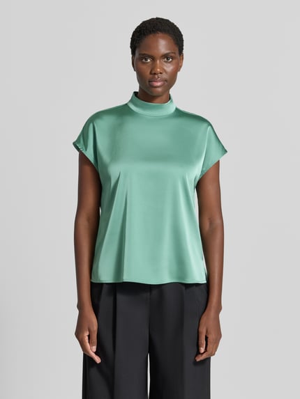 Frauenmodel trägt Regular Fit Blusentop aus reiner Baumwolle von Jake*s Collection in Pastellgrün, glatte Oberfläche, Ganzkörperansicht von vorne.