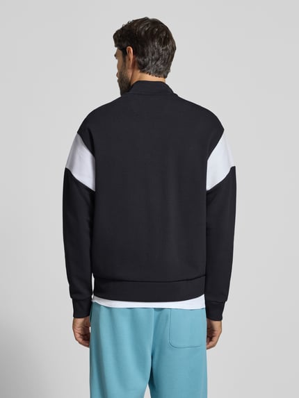 Männermodel trägt Regular Fit Sweatjacke aus Baumwoll-Mix Modell 'SW_Union Skaz' von BOSS, schwarze und weiße Farbflächen, Ganzkörperansicht Rückansicht, Herren Sweatjacke von BOSS.